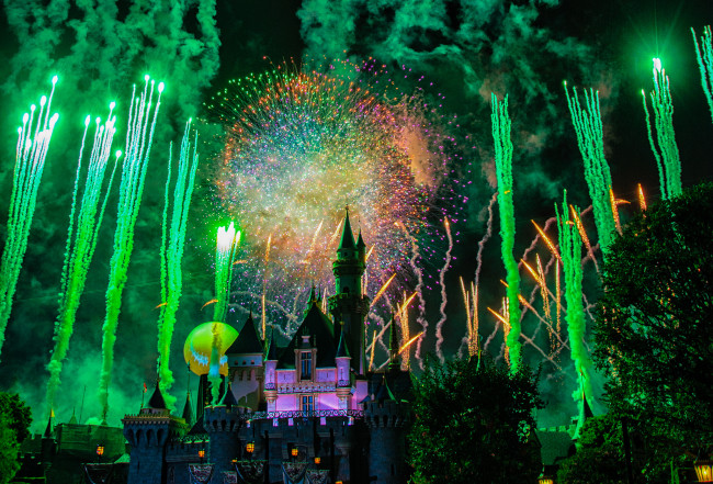 Обои картинки фото города, диснейленд, замок, парк, фейерверк, ночь