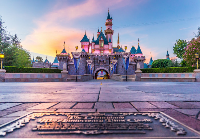 Обои картинки фото города, диснейленд, замок, площадь