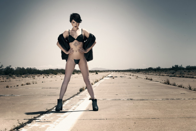 Обои картинки фото девушки, -unsort , брюнетки, темноволосые, дорога, туфли, тату, madison kaapke