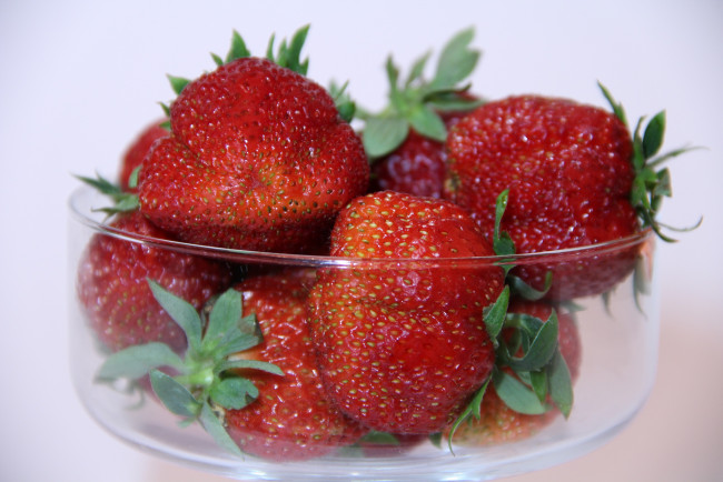 Обои картинки фото еда, клубника,  земляника, макро, лето, июнь, ягоды, хабаровск, дача, сад, нфд