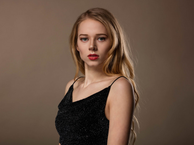 Обои картинки фото девушки, -unsort , блондинки,  светловолосые, прическа, платье, макияж, портрет, взгляд, фон, в, черном, шатенка