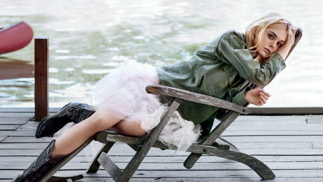 Обои картинки фото девушки, elle fanning, кресло, сапоги, юбка, куртка, блондинка, причал