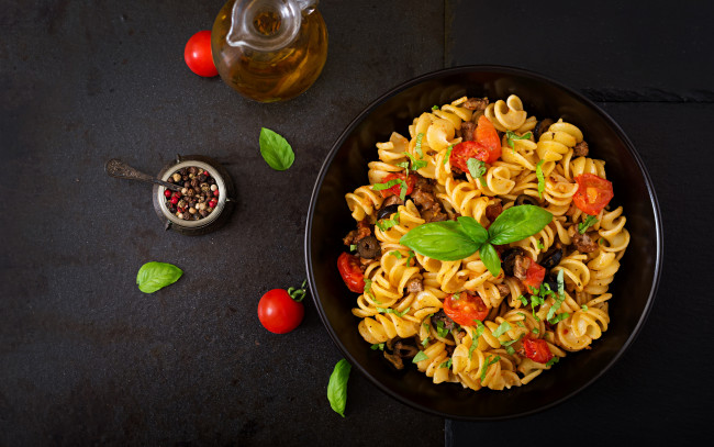 Обои картинки фото еда, макаронные блюда, макароны, масло, мята, помидоры