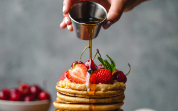 Картинка еда блины +оладьи мед оладьи клубника
