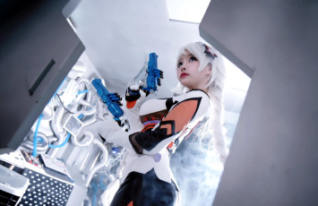 Картинка девушки liu+you+qi костюм оружие двери