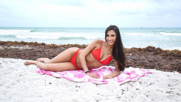 Картинка gianna+dior девушки gianna dior купальник красный бикини девушка модель флирт брюнетка красотка взгляд макияж поза