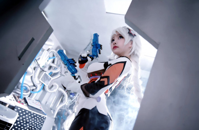 Обои картинки фото девушки, liu you qi, костюм, оружие, двери