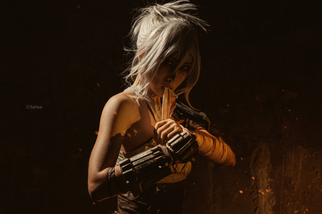 Обои картинки фото девушки, - креатив,  косплей, блондинка, костюм, наручи, бинты, пещера