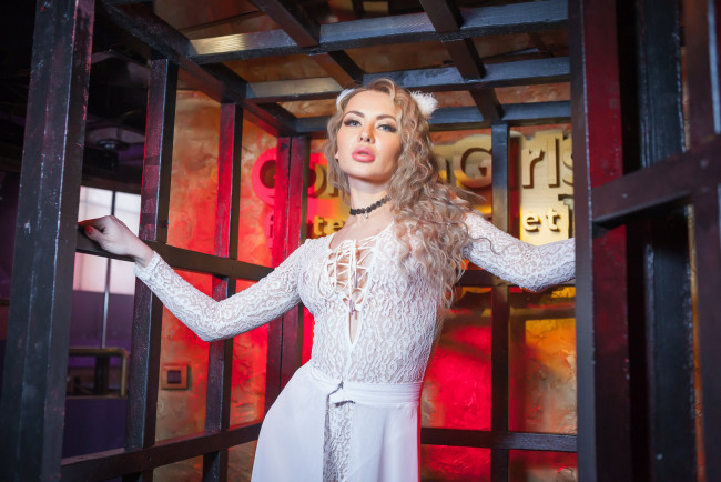 Обои картинки фото девушки, - блондинки,  светловолосые, golden, girls, ночной, клуб, модель