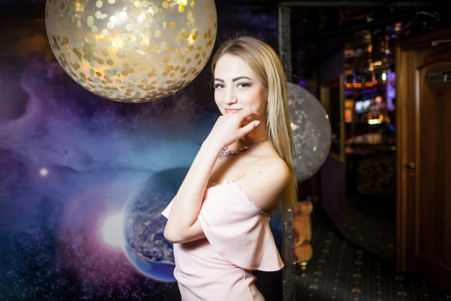 Обои картинки фото девушки, - блондинки,  светловолосые, golden, girls, ночной, клуб, модель