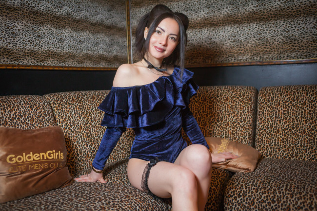 Обои картинки фото девушки, - брюнетки,  шатенки, golden, girls, ночной, клуб, модель