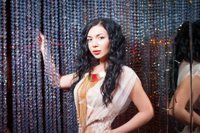 Обои картинки фото девушки, - брюнетки,  шатенки, golden, girls, ночной, клуб, модель