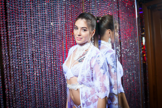 Обои картинки фото девушки, - брюнетки,  шатенки, golden, girls, ночной, клуб, модель