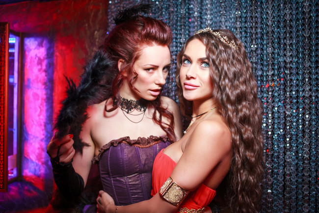Обои картинки фото девушки, - группа девушек, golden, girls, ночной, клуб, модель