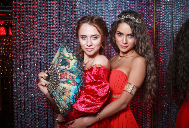 Обои картинки фото девушки, - группа девушек, golden, girls, ночной, клуб, модель