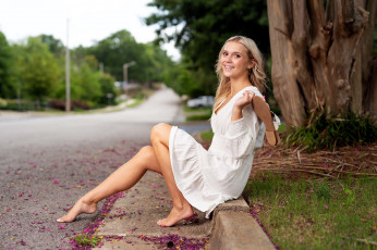 Картинка девушки -+блондинки +светловолосые блондинка улыбка поза лепестки