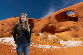 обоя девушки, mila azul , екатерина волкова, скалы, поза, джинсы, куртка