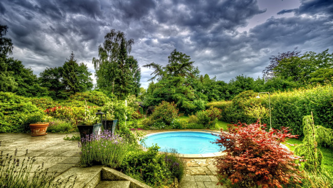 Обои картинки фото интерьер, бассейны,  открытые площадки, водоем, деревья, тучи