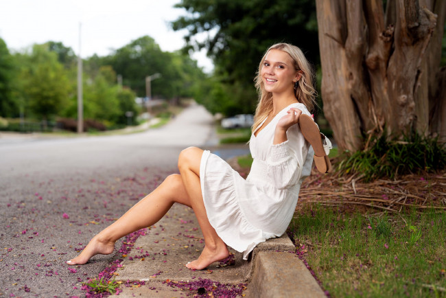 Обои картинки фото девушки, - блондинки,  светловолосые, блондинка, улыбка, поза, лепестки