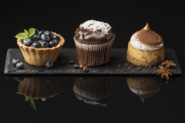 Обои картинки фото еда, пирожные,  кексы,  печенье, капкейки, кексы, отражение, анис