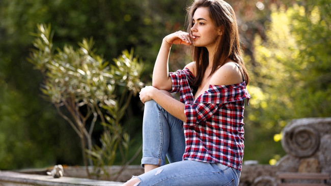 Обои картинки фото девушки, - брюнетки,  шатенки, шатенка, рубашка, джинсы, деревья