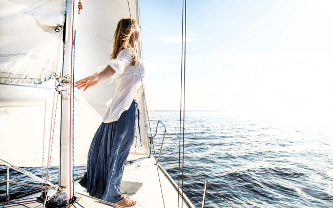 Обои картинки фото девушки, - блондинки,  светловолосые, блондинка, блузка, юбка, яхта, море