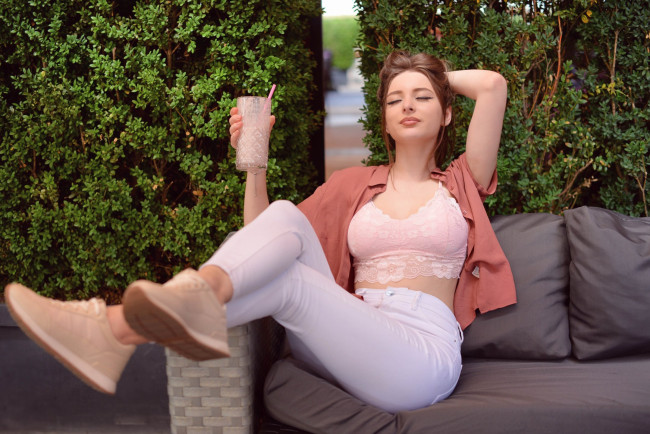 Обои картинки фото patriciala, девушки, - брюнетки,  шатенки, девушка, женщина, шатенка, темноволосая, сексуальная, модель, звезда, позирует, разная, обувь, верхняя, стильная, одежда, нижнее, эротическое, бельё, трусы, лифчик, колготки, чулки, аксессуары, макияж, и, множество, элементов, на, фотографии