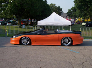 Картинка автомобили выставки уличные фото