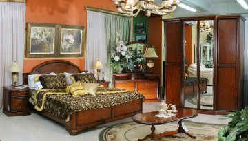 Картинка интерьер спальня кровать букет лампы столик сервиз трюмо картины люстра шкаф