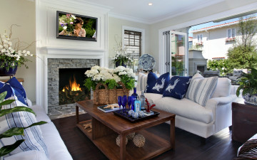 Картинка интерьер гостиная цветы камин телевизор подушки диваны