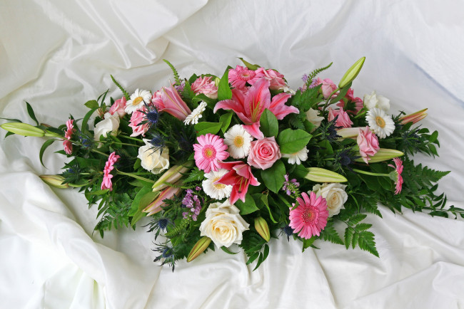 Обои картинки фото цветы, букеты, композиции, герберы, розы, лилии