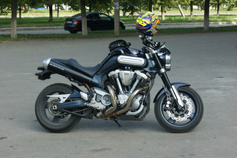 Картинка мотоциклы yamaha деревья мотоцикл дорога автомобиль барсетка шлем