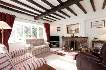 Картинка интерьер гостиная диваны камин