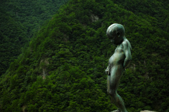 Картинка manikin peeing boy iya valley tokushima japan разное рельефы статуи музейные экспонаты токусима Япония писающий мальчик скульптура