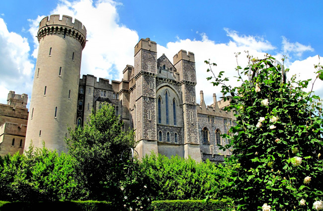 Обои картинки фото arundel, castle, rose, garden, города, дворцы, замки, крепости, парк, замок, башни, стены