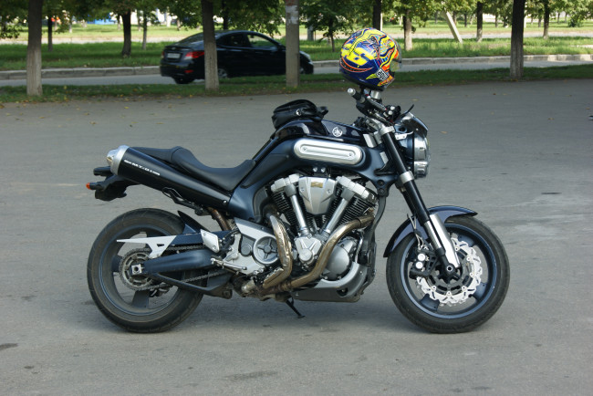 Обои картинки фото мотоциклы, yamaha, деревья, мотоцикл, дорога, автомобиль, барсетка, шлем