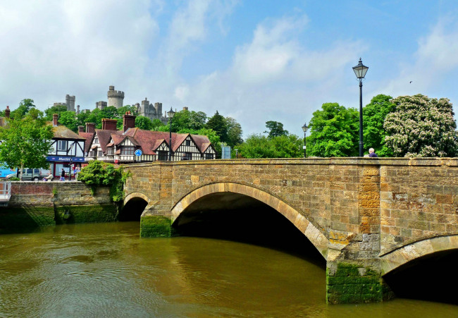 Обои картинки фото города, мосты, замок, город, река, дома, мост