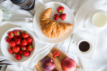 Картинка еда разное персик клубника выпечка молоко кофе