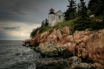 Картинка природа маяки штат united states сша bass harbor lighthouse маяк залив атлантического океана мэн после дождя серое скалы небо bernard maine