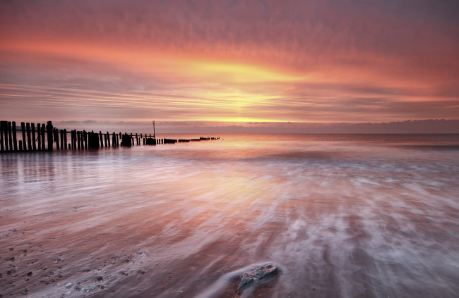 Обои картинки фото природа, восходы, закаты, море, небо, красный, закат, пляж, камень