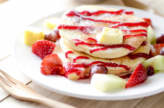 Обои картинки фото еда, блины,  оладьи, сахарная, пудра, джем, клубника, оладьи