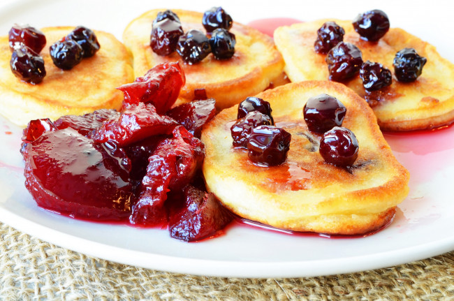 Обои картинки фото еда, блины,  оладьи, завтрак, ягоды, варенье, оладьи