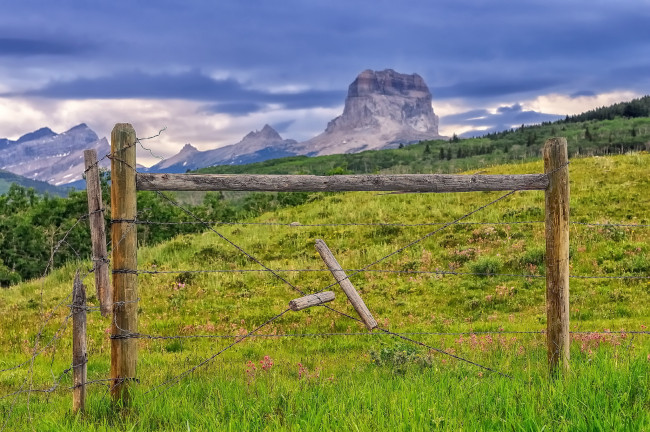 Обои картинки фото природа, другое, изгородь, луг, склон, горы