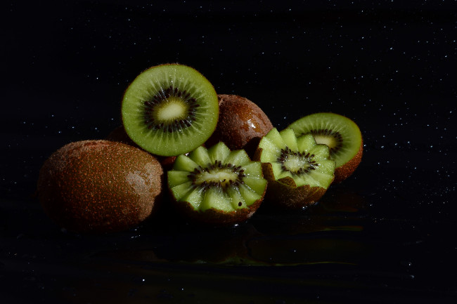 Обои картинки фото еда, киви, темный, фон, капли, вода
