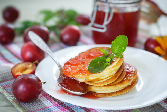 Обои картинки фото еда, блины,  оладьи, оладьи, завтрак, слива, джем, мята
