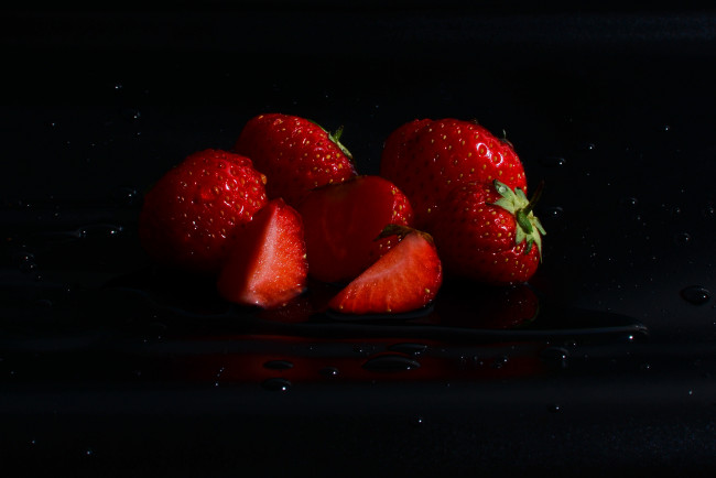 Обои картинки фото еда, клубника,  земляника, темный, фон, капли, вода