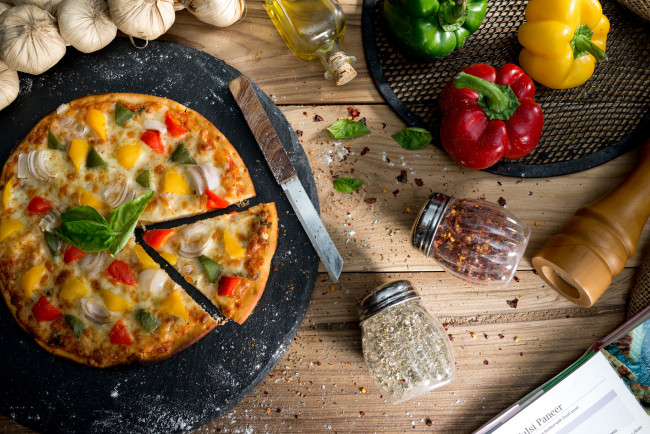 Обои картинки фото еда, пицца, перец, чеснок, приправа