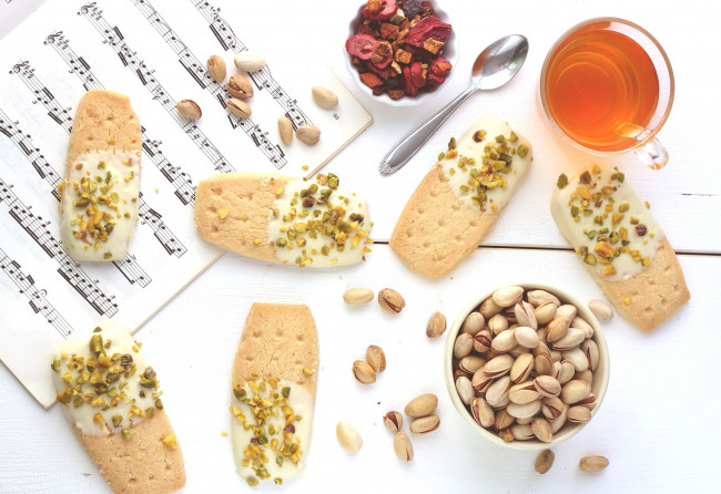 Обои картинки фото еда, пирожные,  кексы,  печенье, печенье, ноты, чай, фисташки