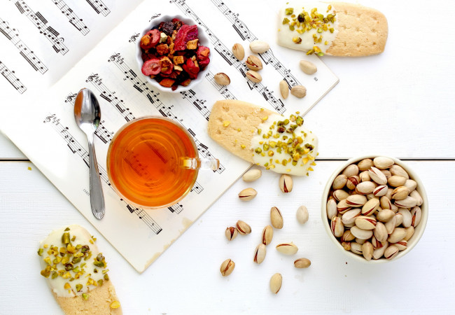 Обои картинки фото еда, пирожные,  кексы,  печенье, ноты, чай, фисташки, печенье