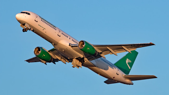 Обои картинки фото boeing 757-22k, авиация, пассажирские самолёты, авиалайнер